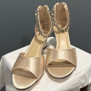 Journee Collection 
Connor
6.5